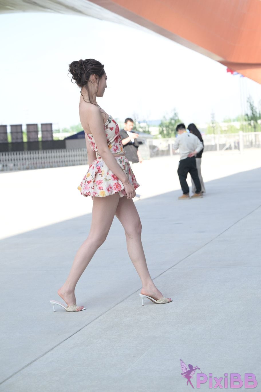 Featured Street Photography Works No.5831 Cool beauty in floral skirt PixiBB.COM 201