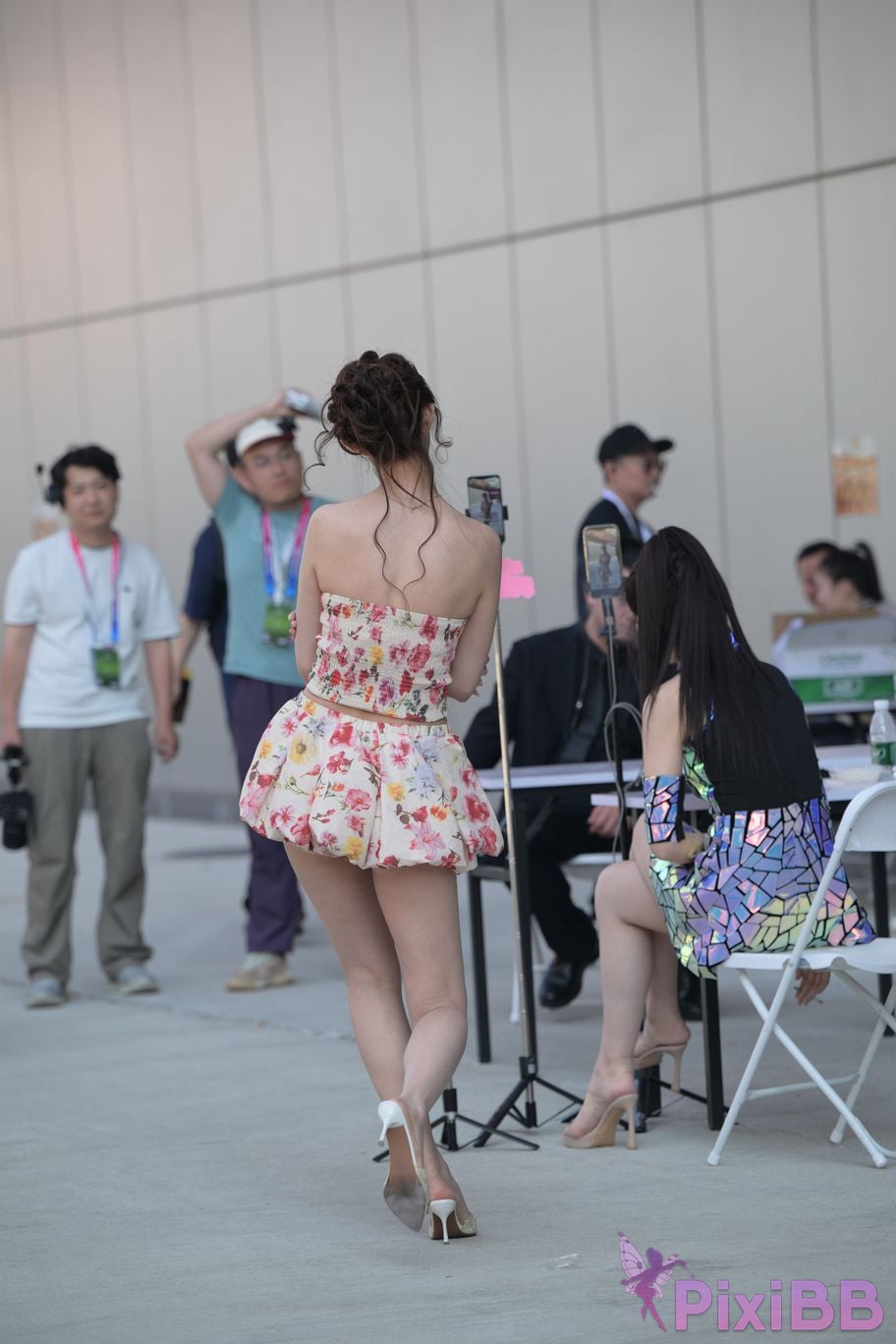 Featured Street Photography Works No.5831 Cool beauty in floral skirt PixiBB.COM 214