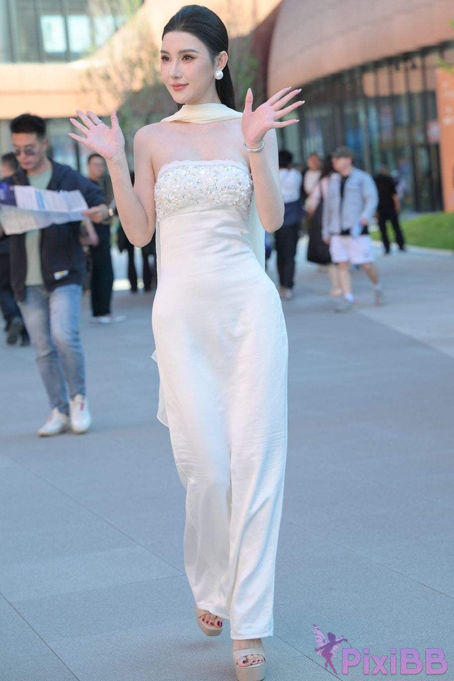 Featured Street Photography Works No.5834 Little Luna in elegant white dress PixiBB.COM 001