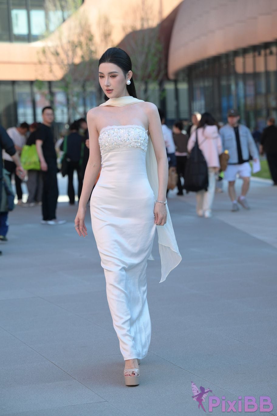 Featured Street Photography Works No.5834 Little Luna in elegant white dress PixiBB.COM 003