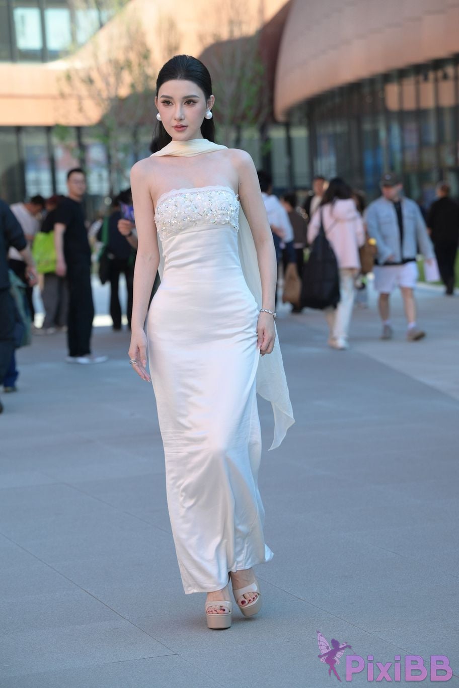 Featured Street Photography Works No.5834 Little Luna in elegant white dress PixiBB.COM 004