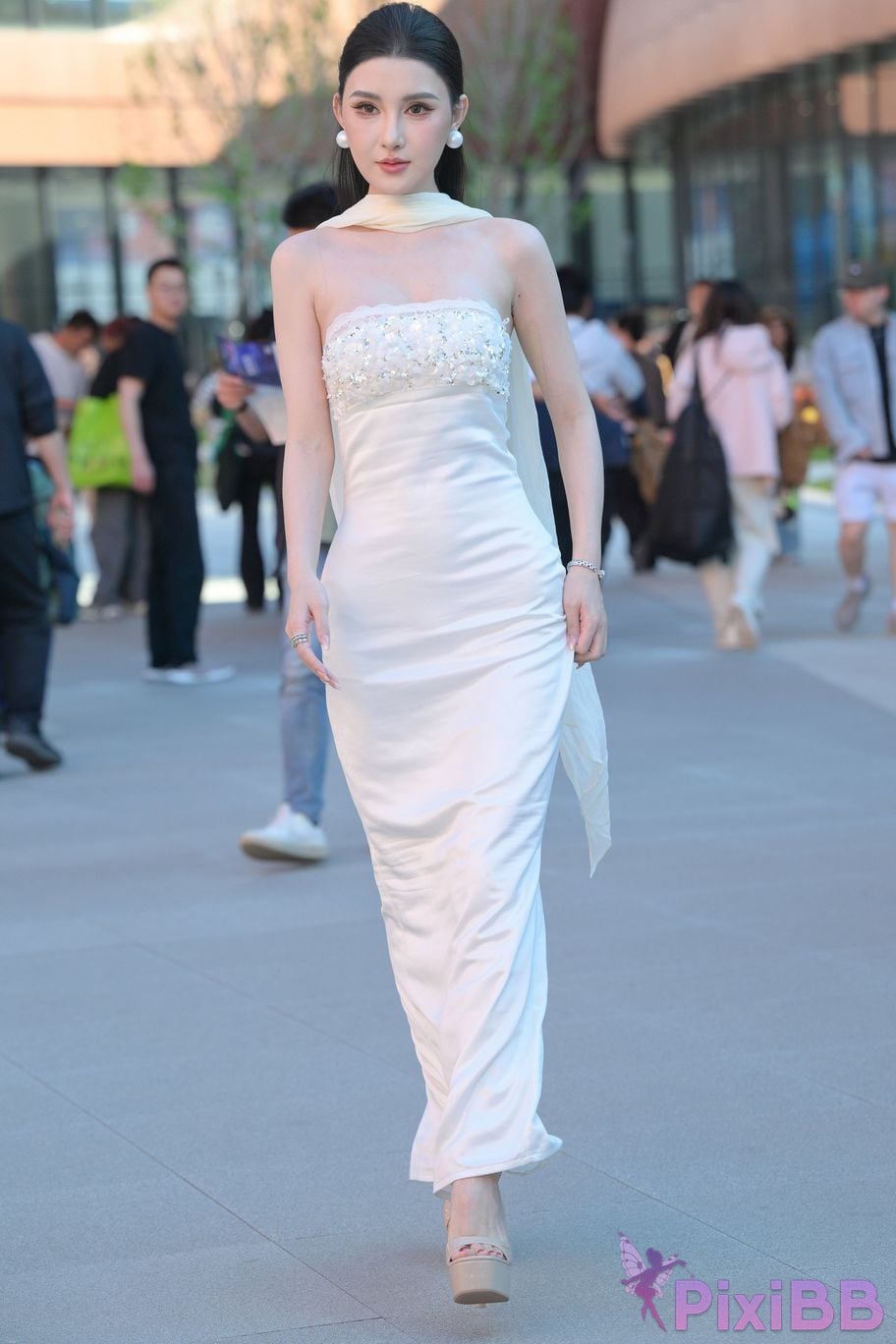 Featured Street Photography Works No.5834 Little Luna in elegant white dress PixiBB.COM 005
