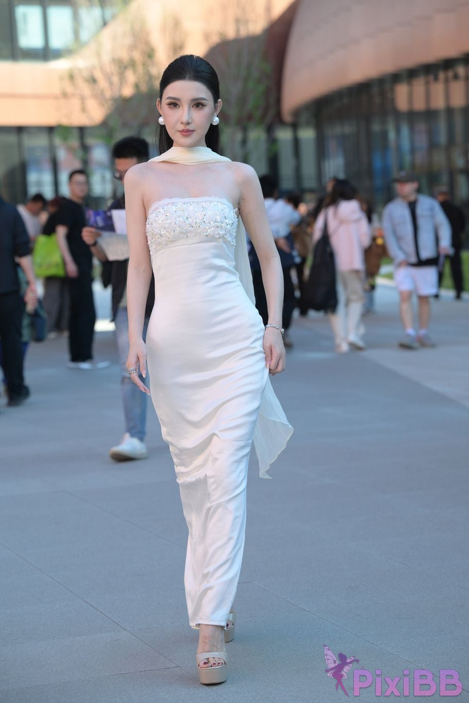 Featured Street Photography Works No.5834 Little Luna in elegant white dress PixiBB.COM 006