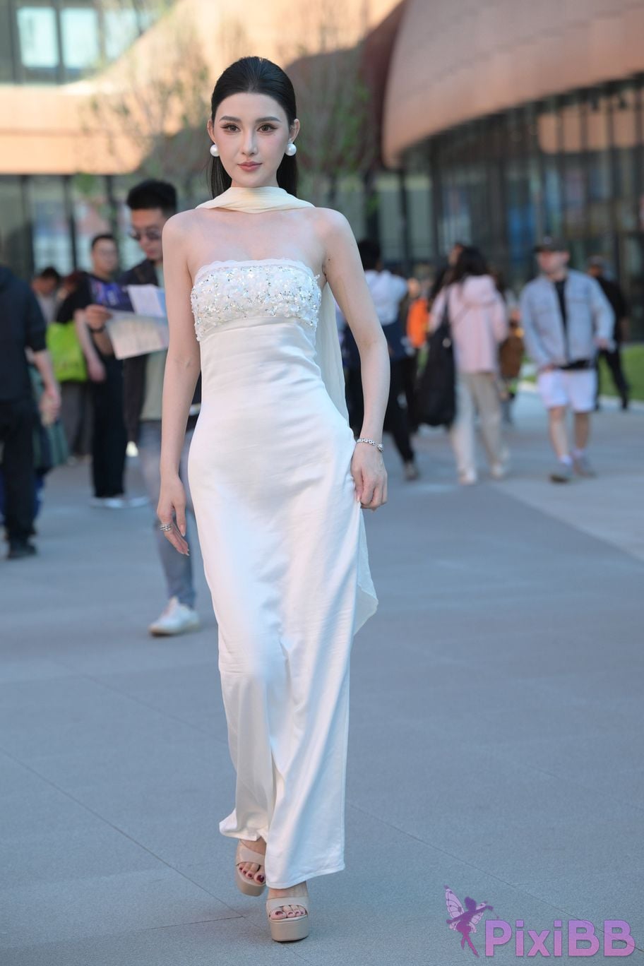 Featured Street Photography Works No.5834 Little Luna in elegant white dress PixiBB.COM 007