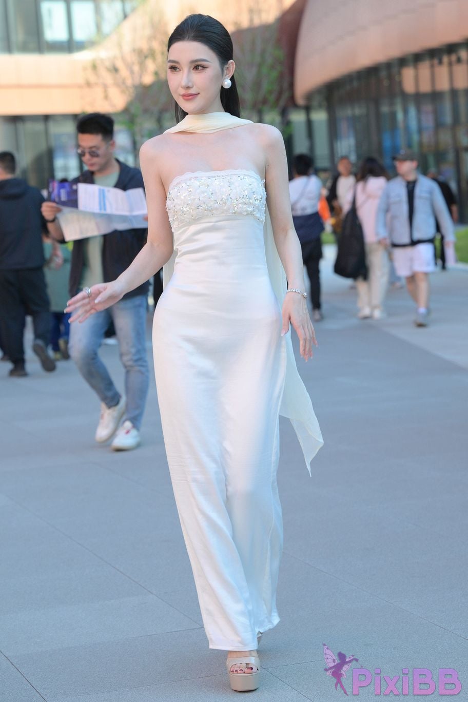 Featured Street Photography Works No.5834 Little Luna in elegant white dress PixiBB.COM 008