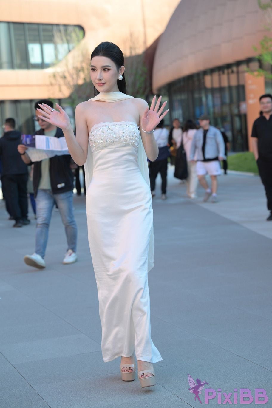 Featured Street Photography Works No.5834 Little Luna in elegant white dress PixiBB.COM 009