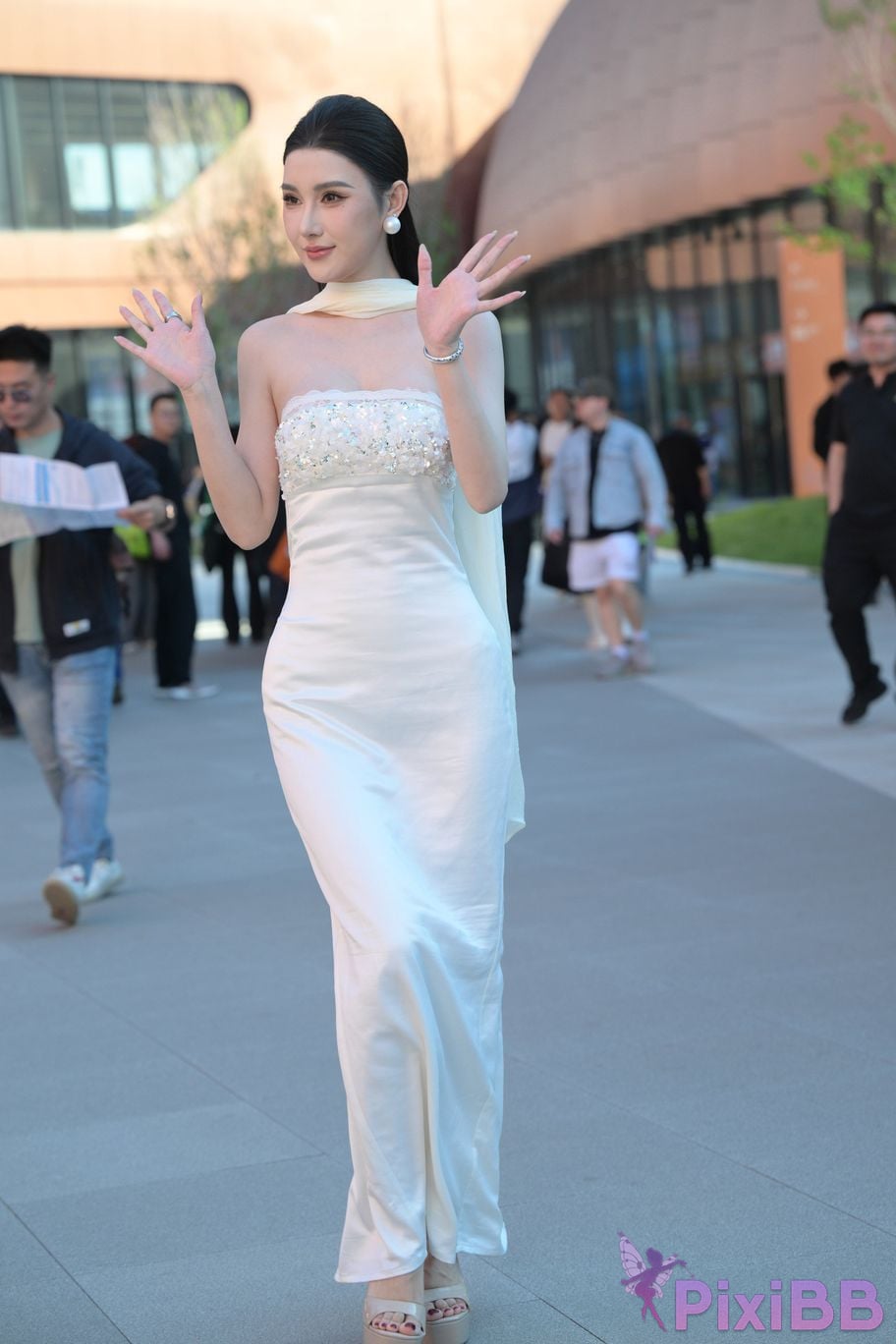 Featured Street Photography Works No.5834 Little Luna in elegant white dress PixiBB.COM 011