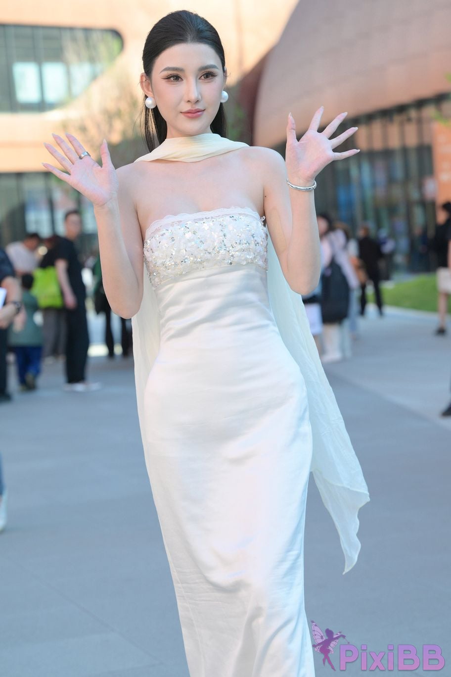 Featured Street Photography Works No.5834 Little Luna in elegant white dress PixiBB.COM 012