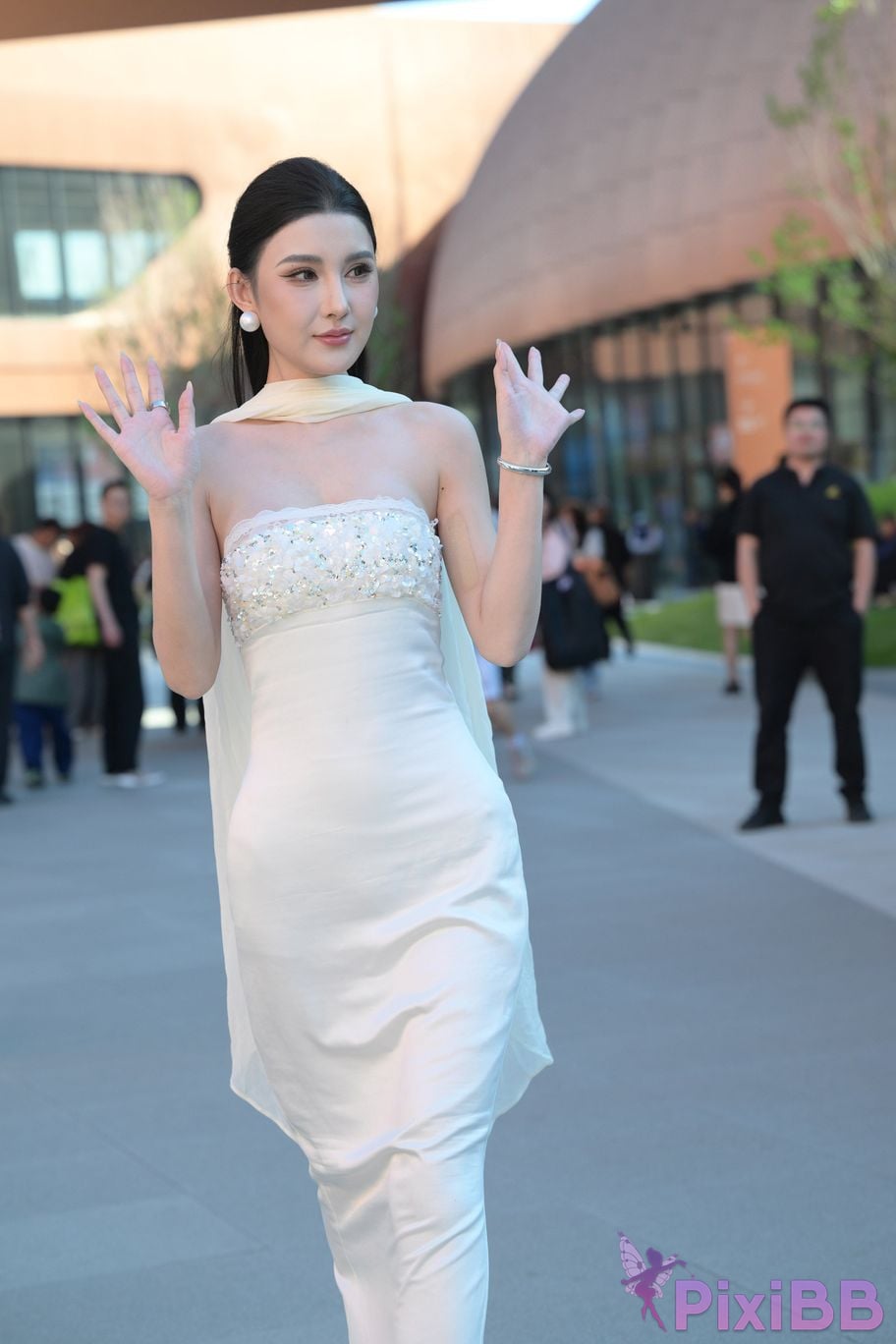 Featured Street Photography Works No.5834 Little Luna in elegant white dress PixiBB.COM 013