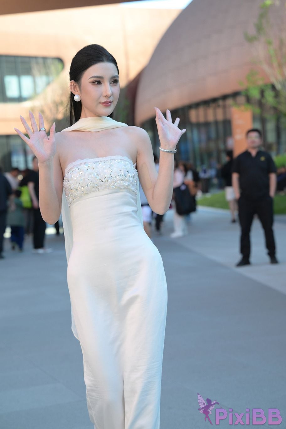 Featured Street Photography Works No.5834 Little Luna in elegant white dress PixiBB.COM 014