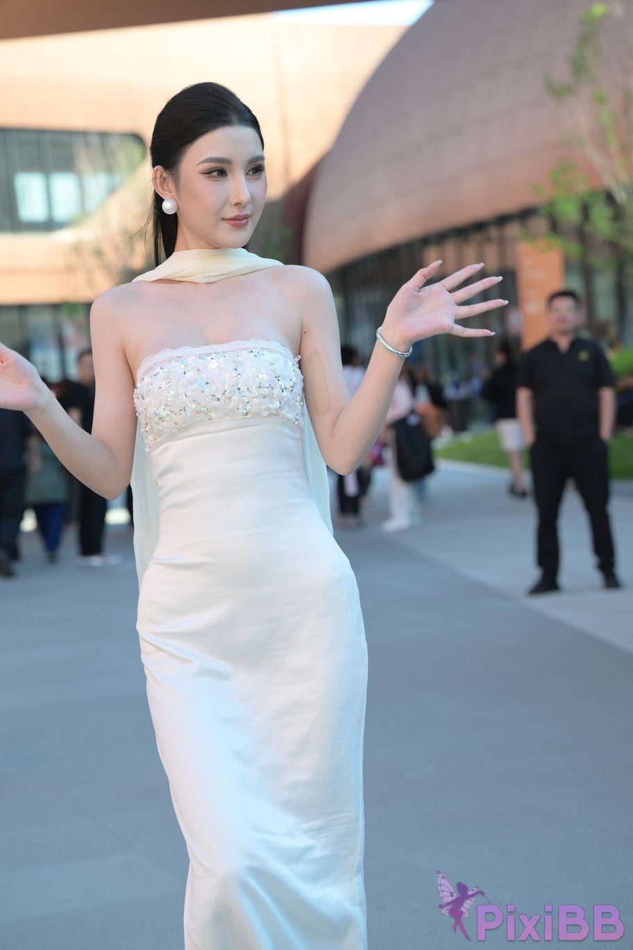 Featured Street Photography Works No.5834 Little Luna in elegant white dress PixiBB.COM 015