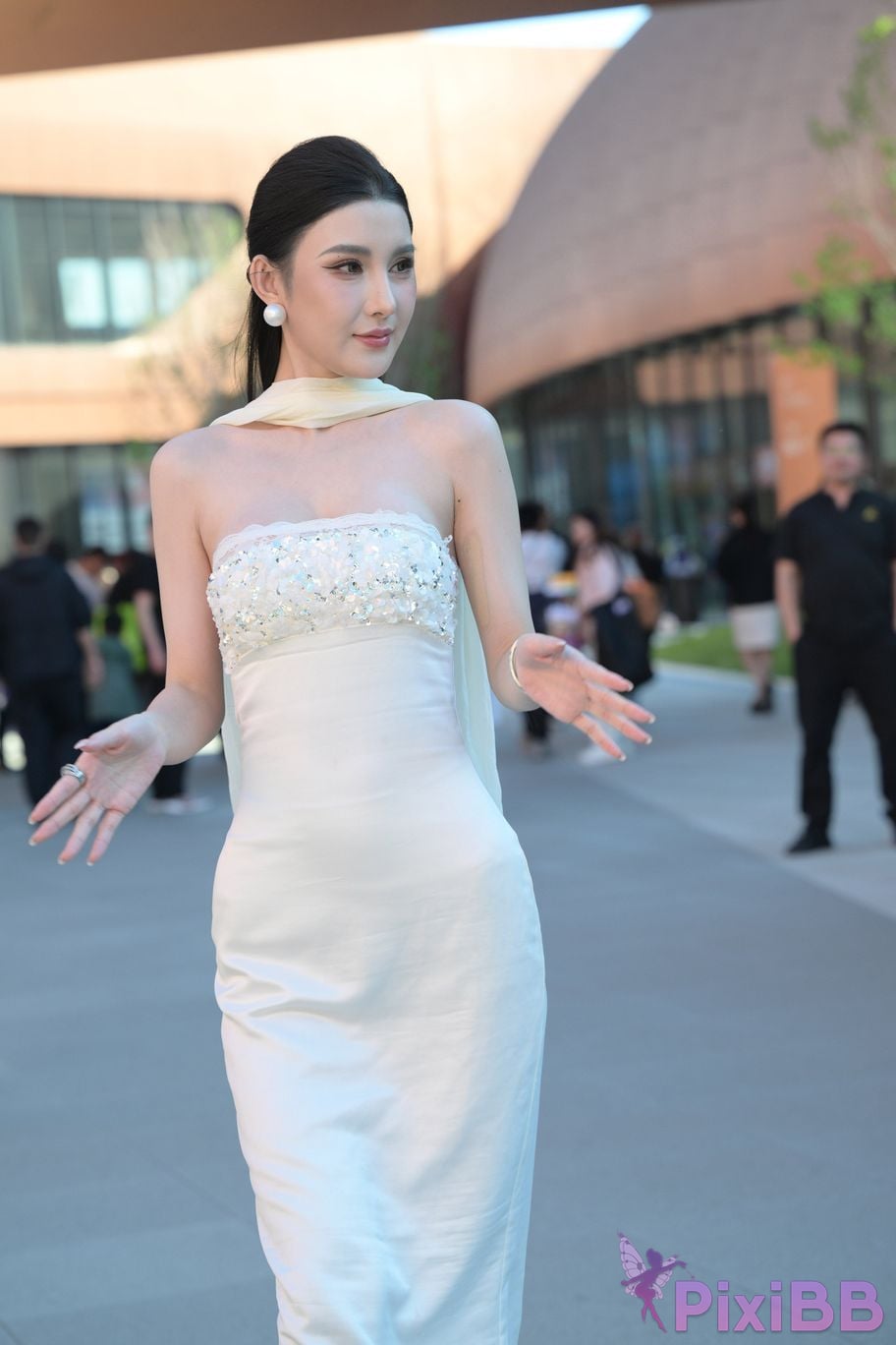 Featured Street Photography Works No.5834 Little Luna in elegant white dress PixiBB.COM 016