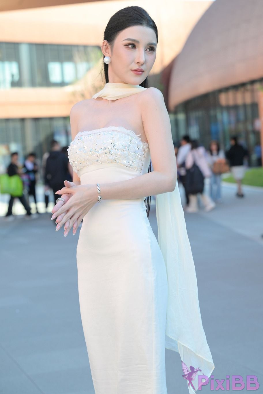 Featured Street Photography Works No.5834 Little Luna in elegant white dress PixiBB.COM 017