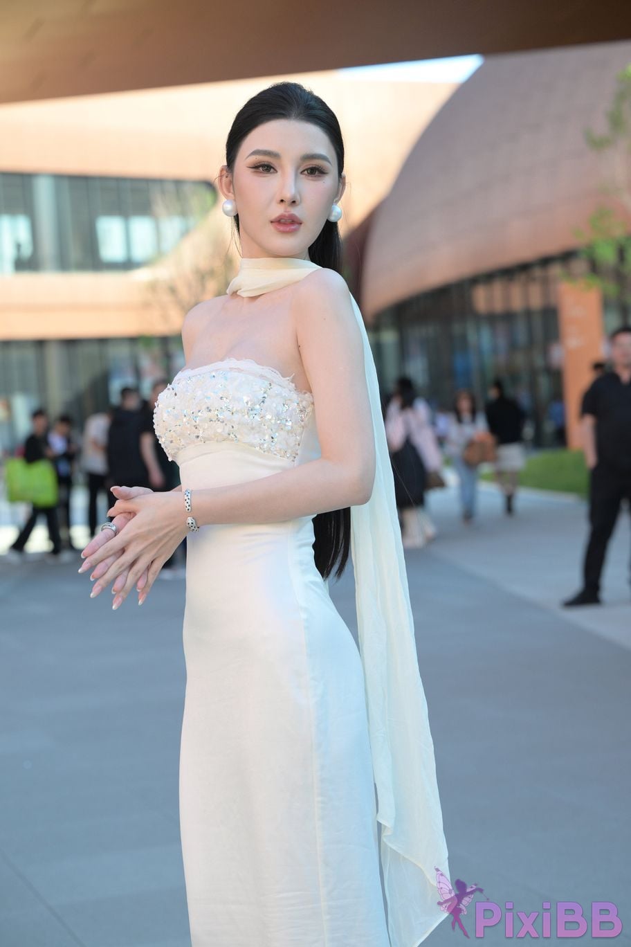 Featured Street Photography Works No.5834 Little Luna in elegant white dress PixiBB.COM 018