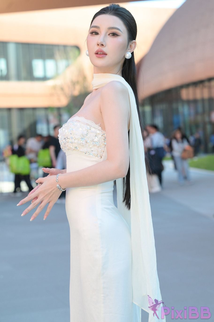 Featured Street Photography Works No.5834 Little Luna in elegant white dress PixiBB.COM 019