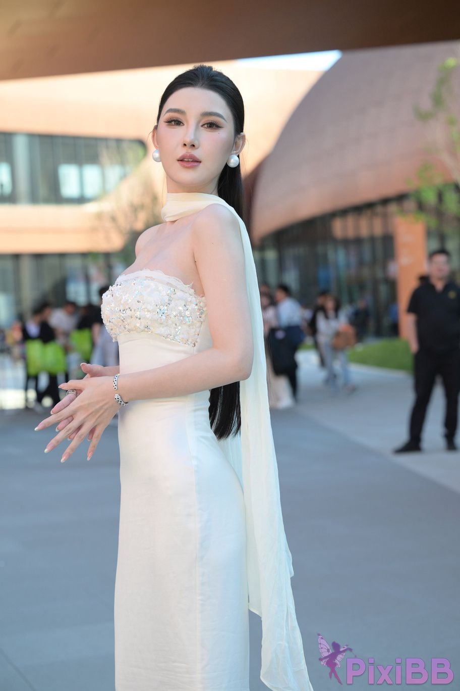 Featured Street Photography Works No.5834 Little Luna in elegant white dress PixiBB.COM 020