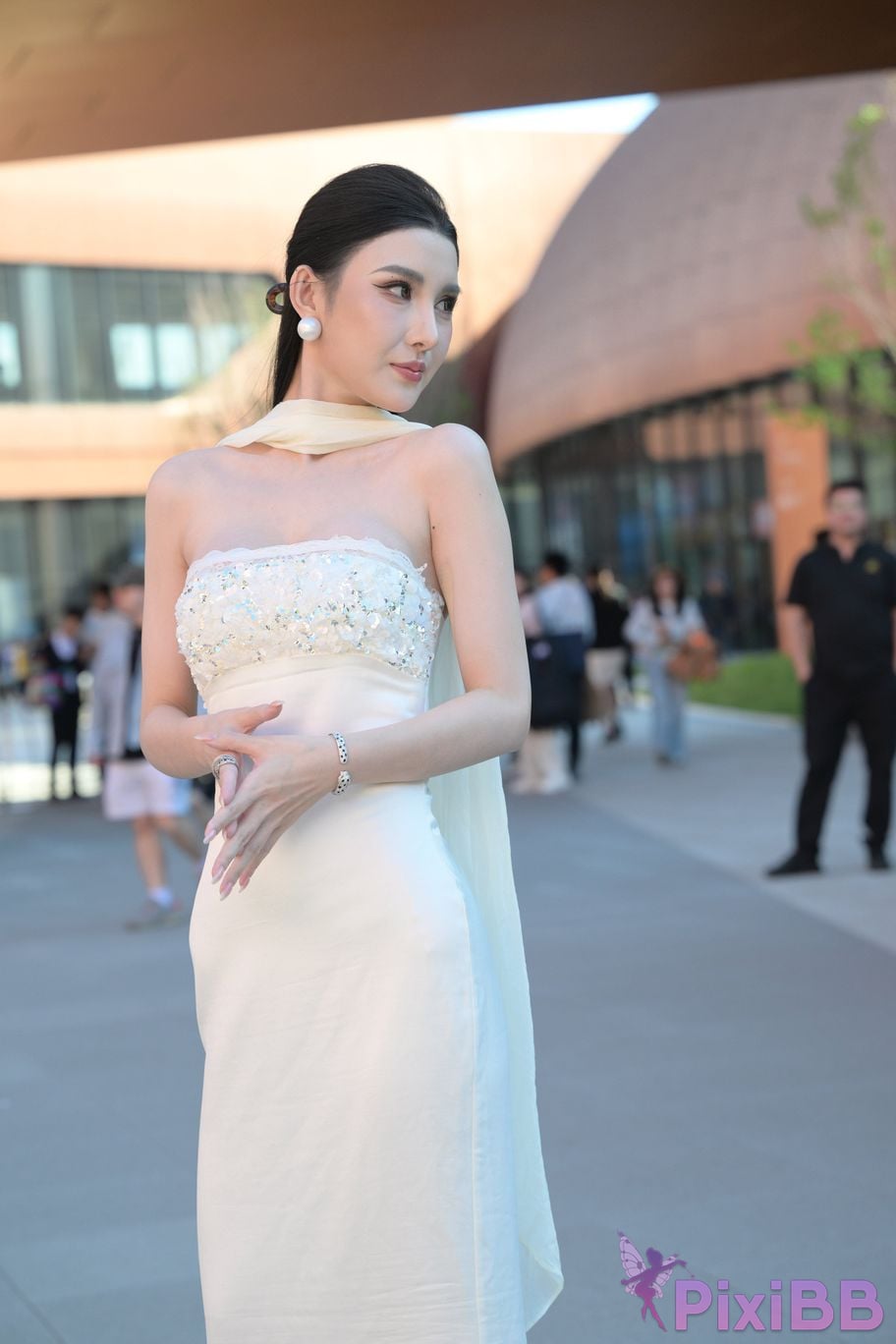 Featured Street Photography Works No.5834 Little Luna in elegant white dress PixiBB.COM 021