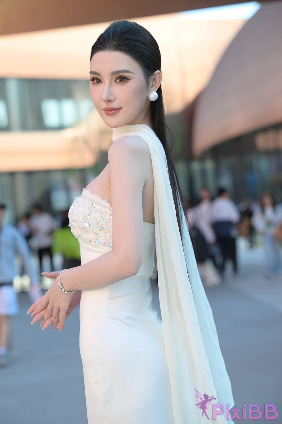Featured Street Photography Works No.5834 Little Luna in elegant white dress PixiBB.COM 022