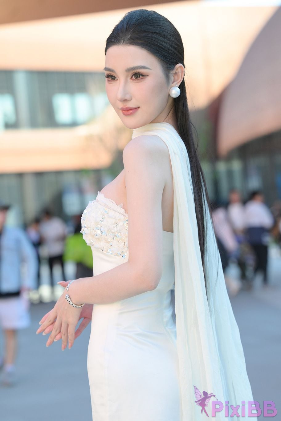 Featured Street Photography Works No.5834 Little Luna in elegant white dress PixiBB.COM 023