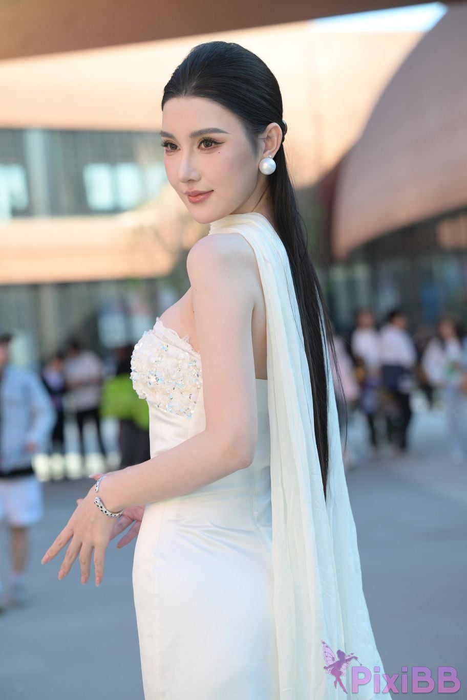 Featured Street Photography Works No.5834 Little Luna in elegant white dress PixiBB.COM 024