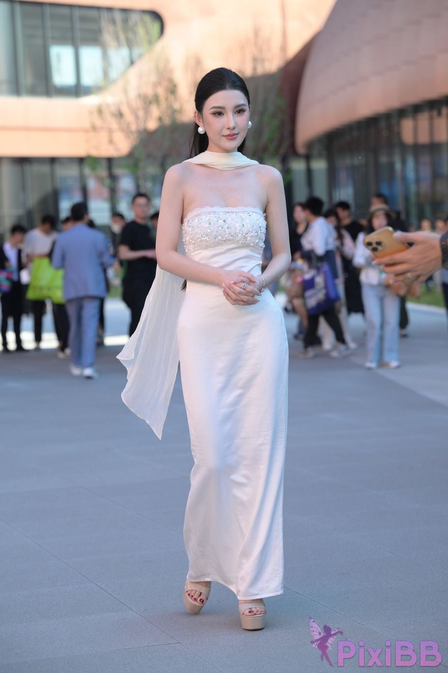 Featured Street Photography Works No.5834 Little Luna in elegant white dress PixiBB.COM 033