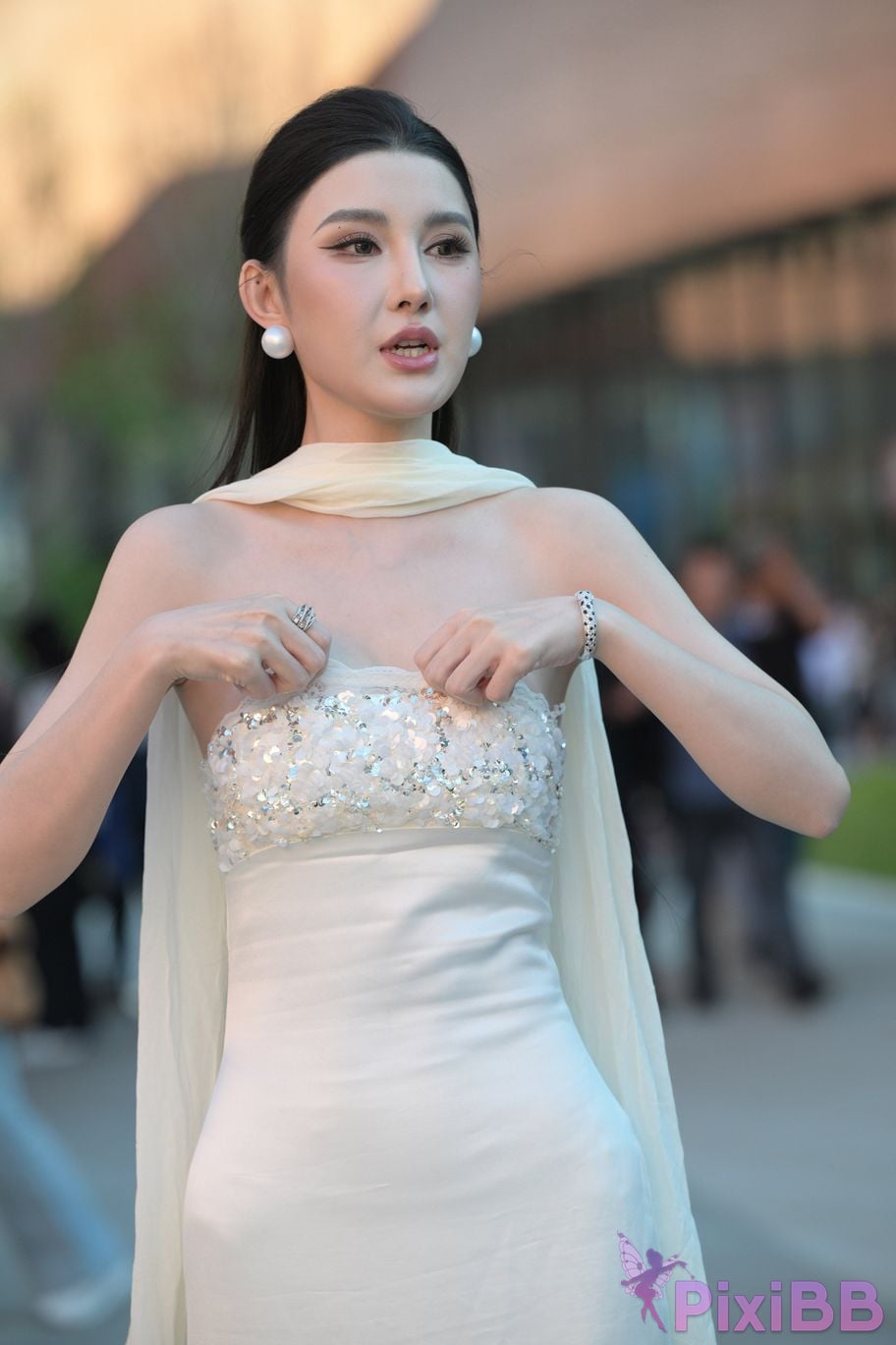 Featured Street Photography Works No.5834 Little Luna in elegant white dress PixiBB.COM 034