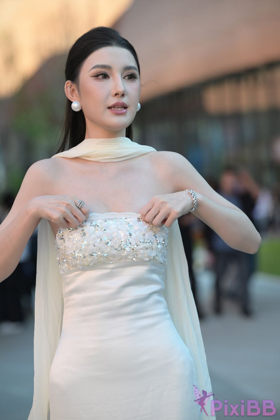 Featured Street Photography Works No.5834 Little Luna in elegant white dress PixiBB.COM 035