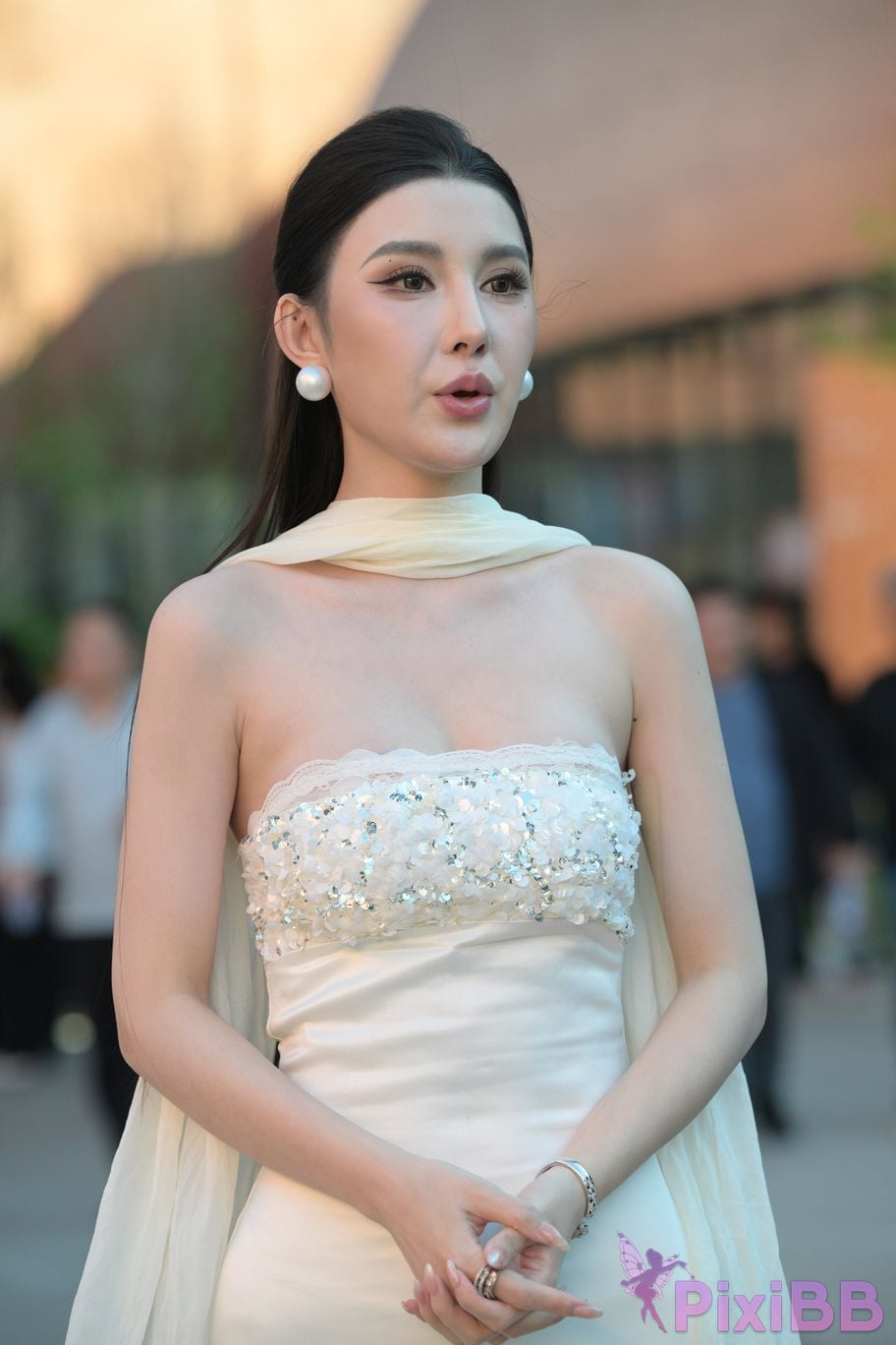 Featured Street Photography Works No.5834 Little Luna in elegant white dress PixiBB.COM 036