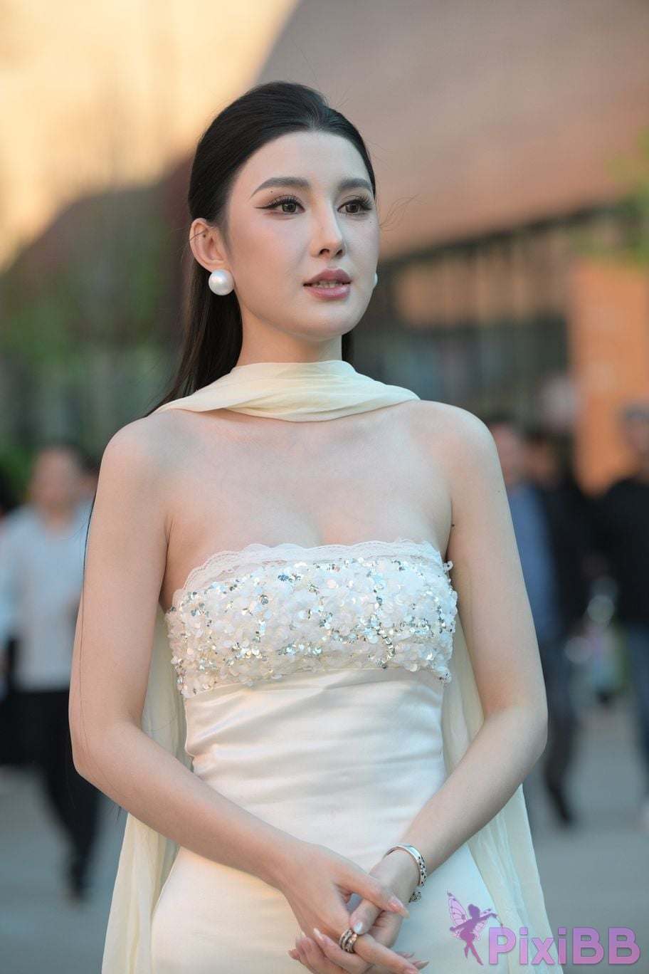Featured Street Photography Works No.5834 Little Luna in elegant white dress PixiBB.COM 037