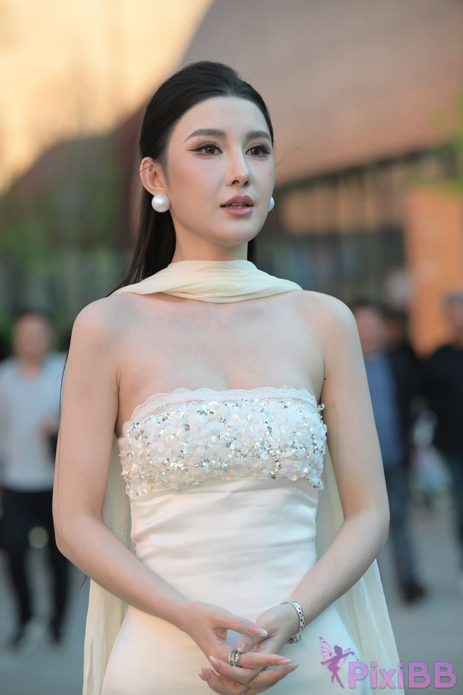 Featured Street Photography Works No.5834 Little Luna in elegant white dress PixiBB.COM 038