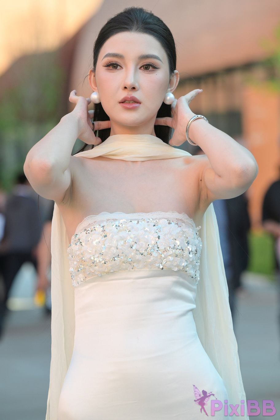 Featured Street Photography Works No.5834 Little Luna in elegant white dress PixiBB.COM 042