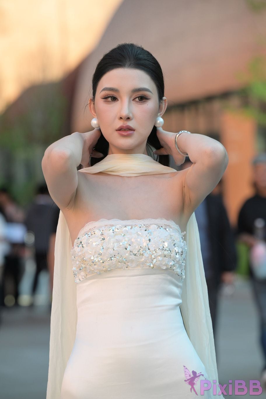 Featured Street Photography Works No.5834 Little Luna in elegant white dress PixiBB.COM 043
