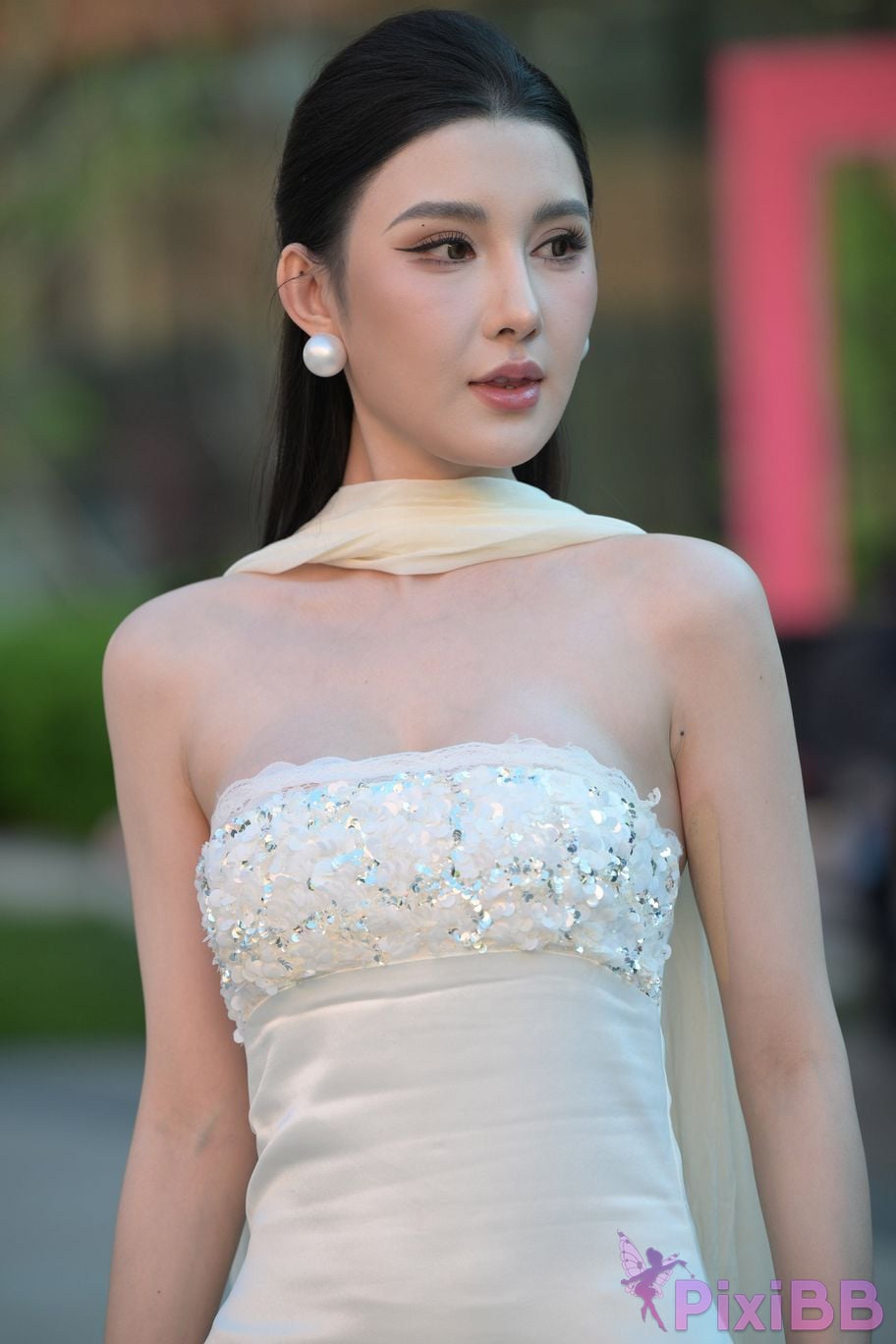 Featured Street Photography Works No.5834 Little Luna in elegant white dress PixiBB.COM 073