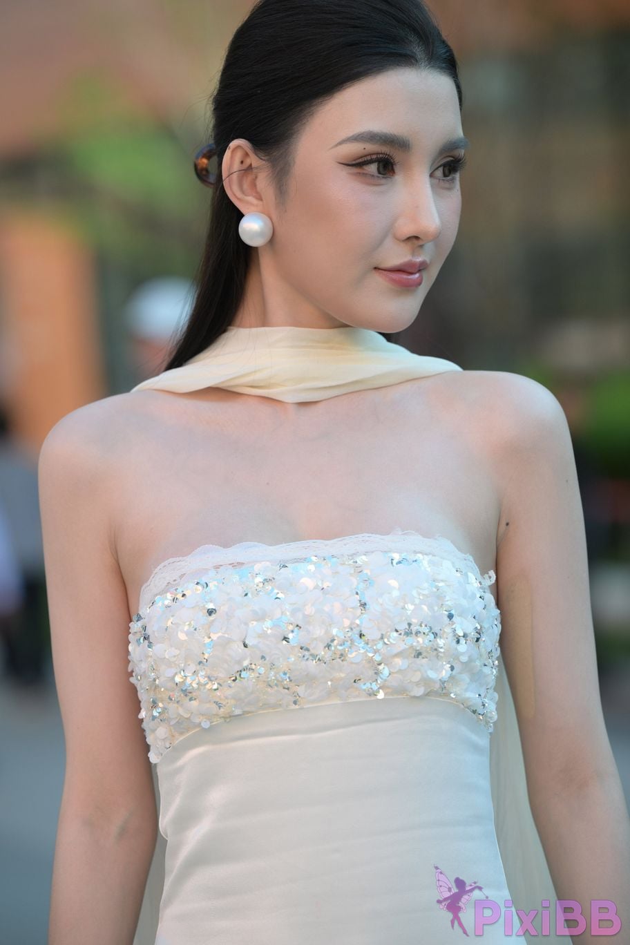 Featured Street Photography Works No.5834 Little Luna in elegant white dress PixiBB.COM 074