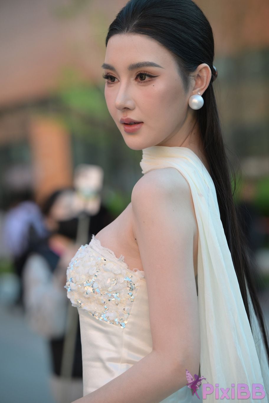 Featured Street Photography Works No.5834 Little Luna in elegant white dress PixiBB.COM 076
