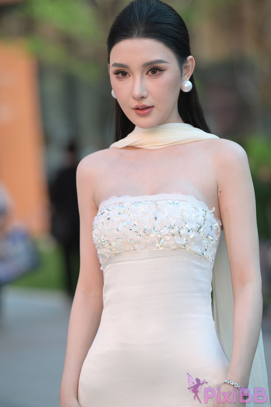 Featured Street Photography Works No.5834 Little Luna in elegant white dress PixiBB.COM 079