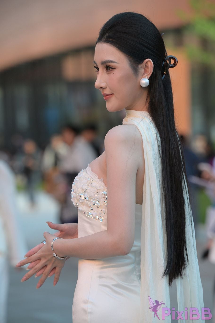 Featured Street Photography Works No.5834 Little Luna in elegant white dress PixiBB.COM 098