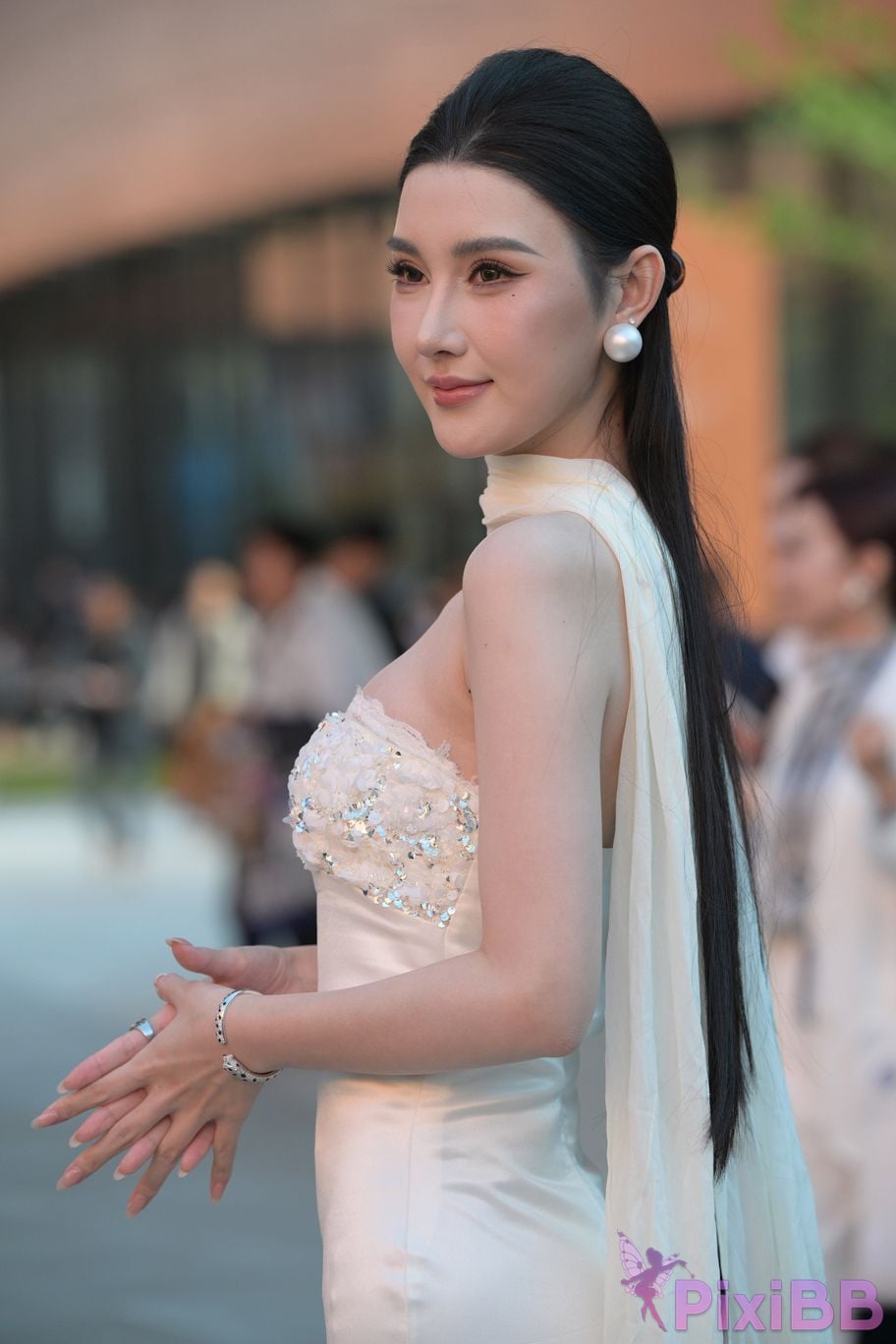 Featured Street Photography Works No.5834 Little Luna in elegant white dress PixiBB.COM 099