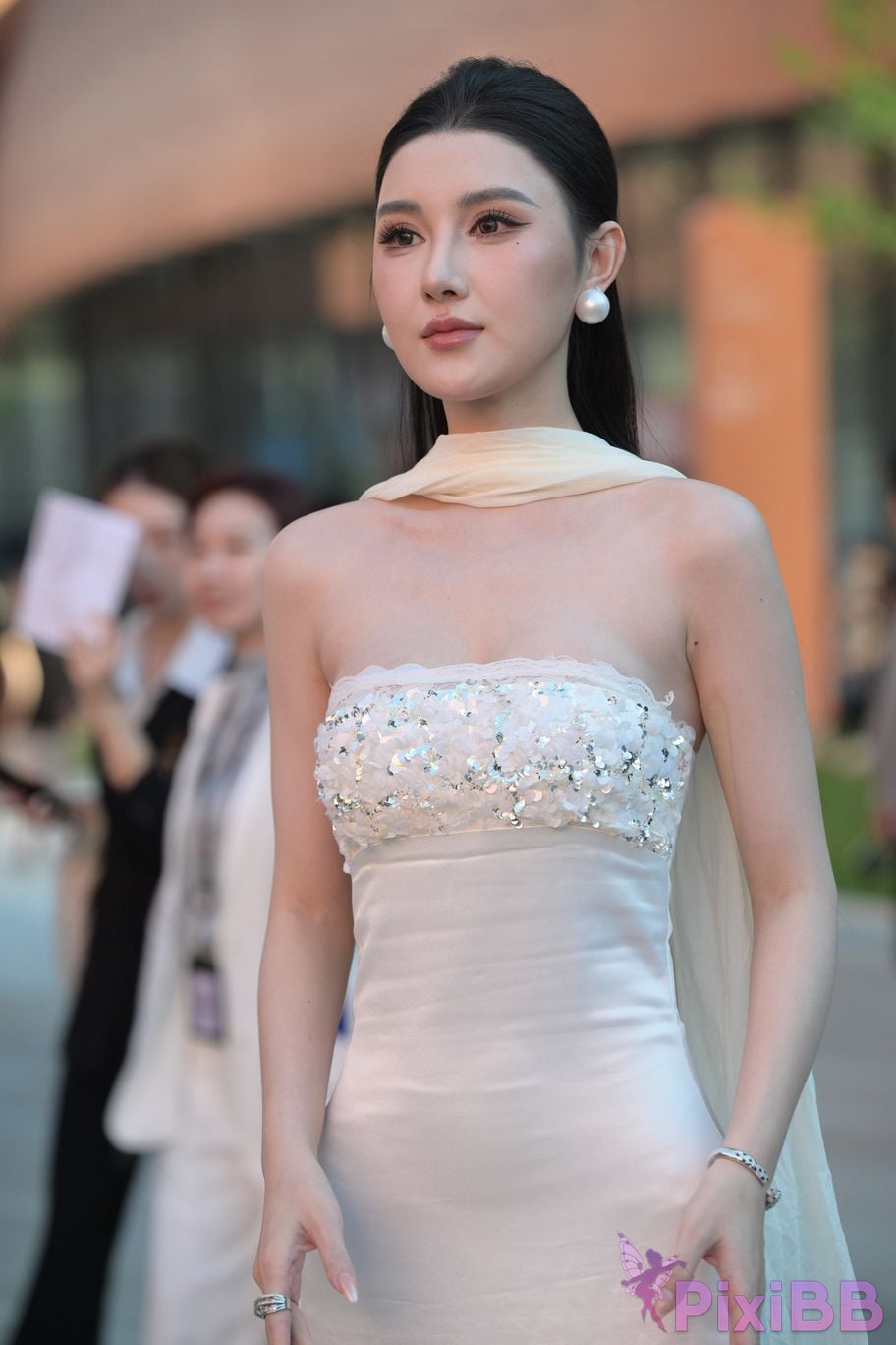 Featured Street Photography Works No.5834 Little Luna in elegant white dress PixiBB.COM 100