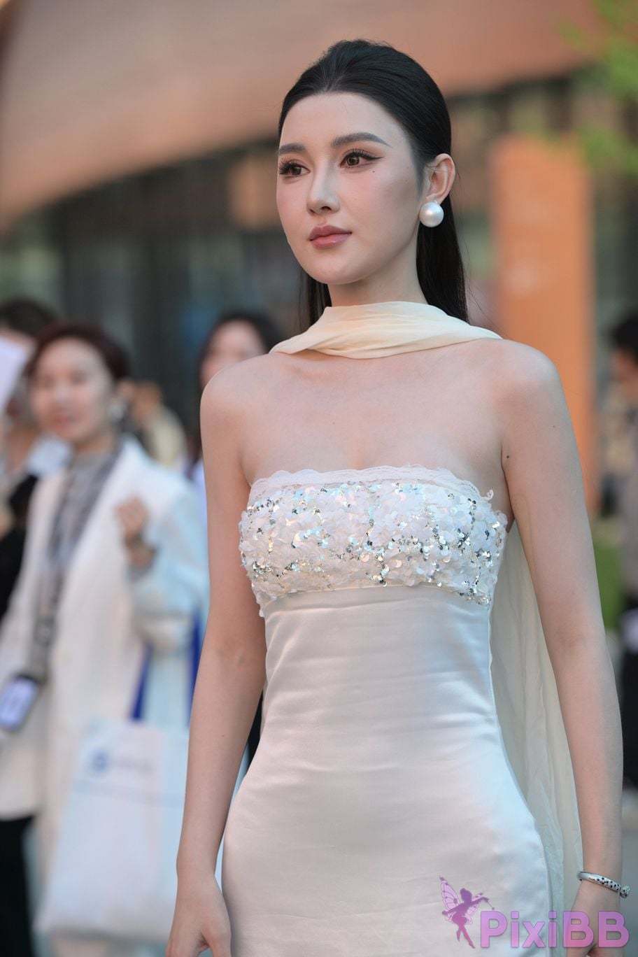 Featured Street Photography Works No.5834 Little Luna in elegant white dress PixiBB.COM 101