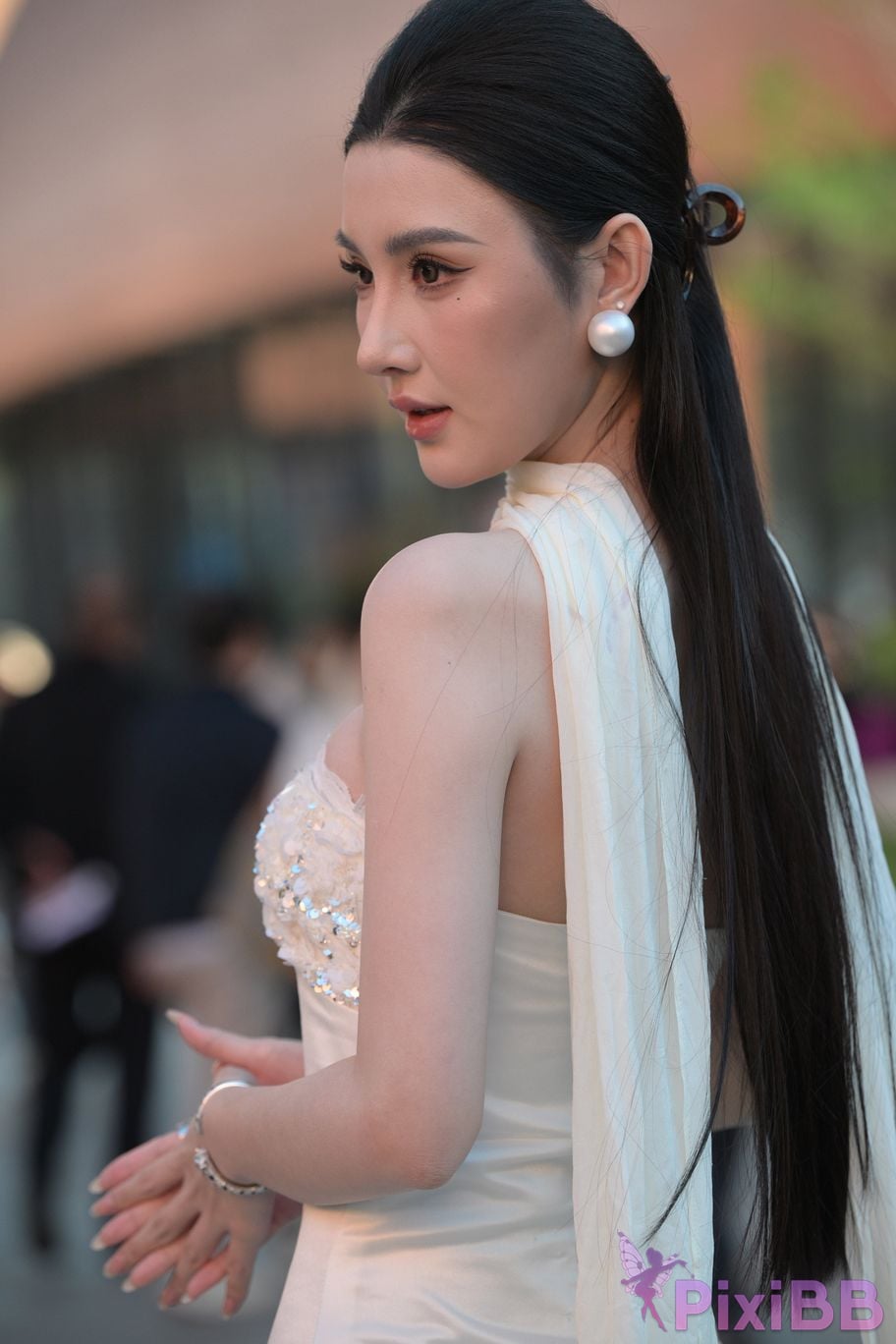 Featured Street Photography Works No.5834 Little Luna in elegant white dress PixiBB.COM 102