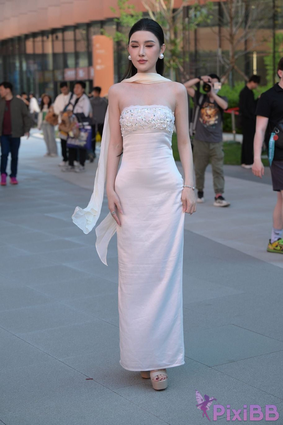 Featured Street Photography Works No.5834 Little Luna in elegant white dress PixiBB.COM 111