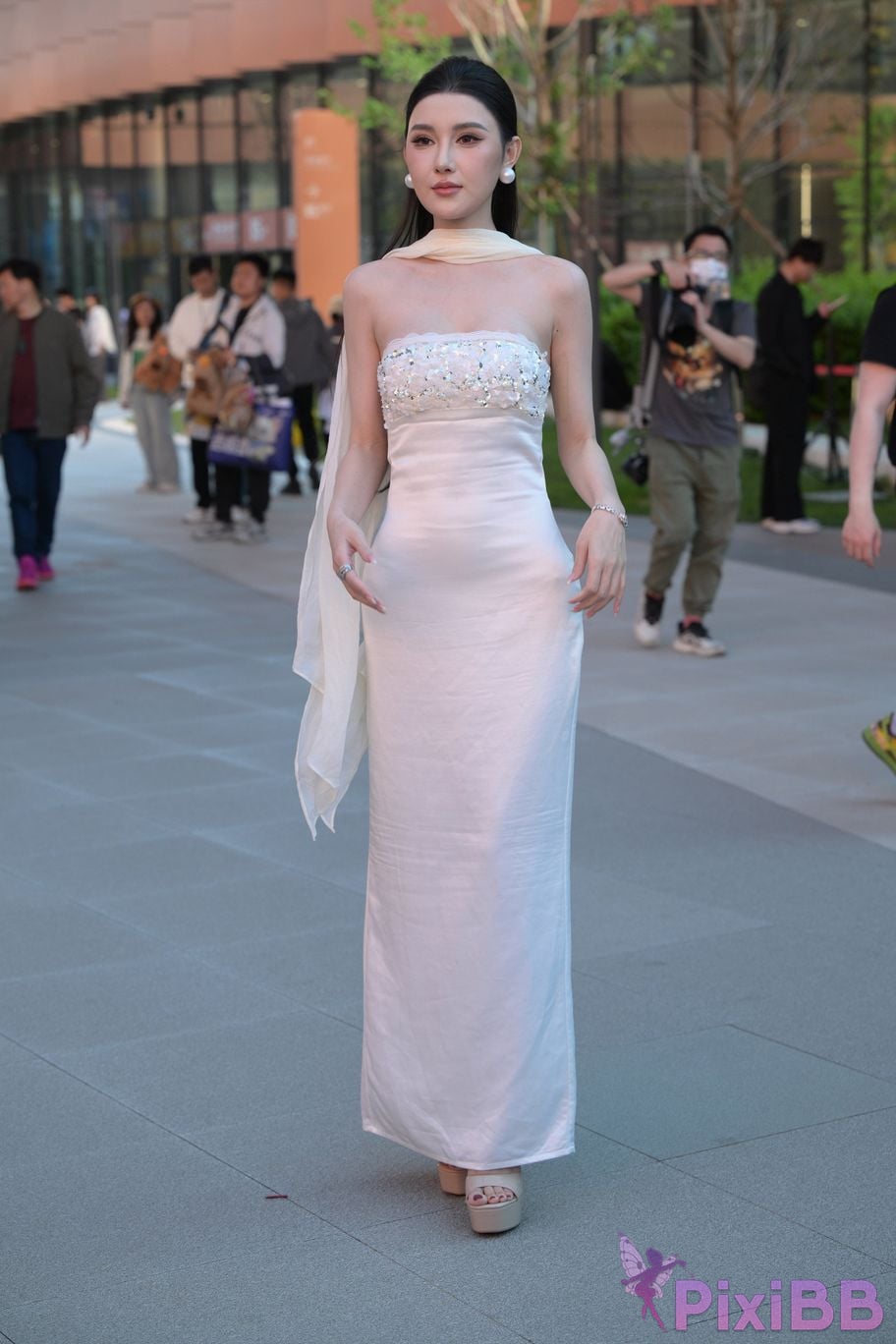 Featured Street Photography Works No.5834 Little Luna in elegant white dress PixiBB.COM 112