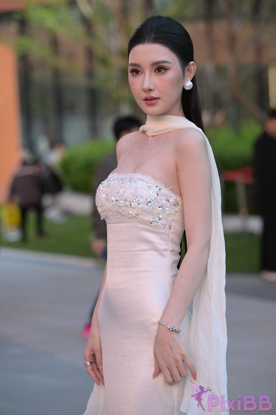Featured Street Photography Works No.5834 Little Luna in elegant white dress PixiBB.COM 115