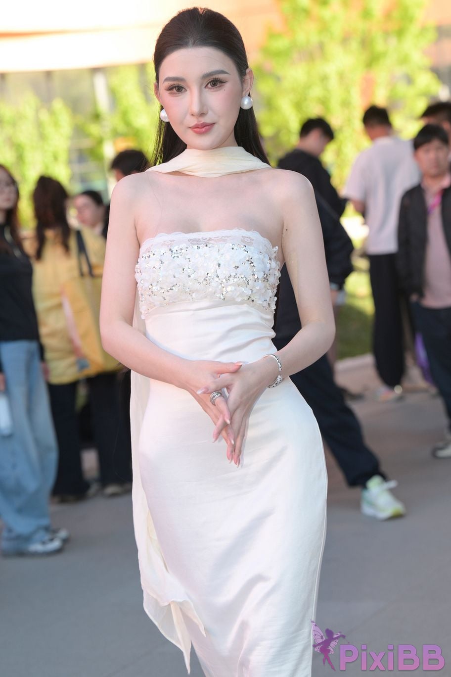 Featured Street Photography Works No.5834 Little Luna in elegant white dress PixiBB.COM 120