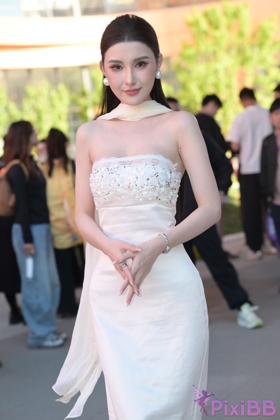 Featured Street Photography Works No.5834 Little Luna in elegant white dress PixiBB.COM 121