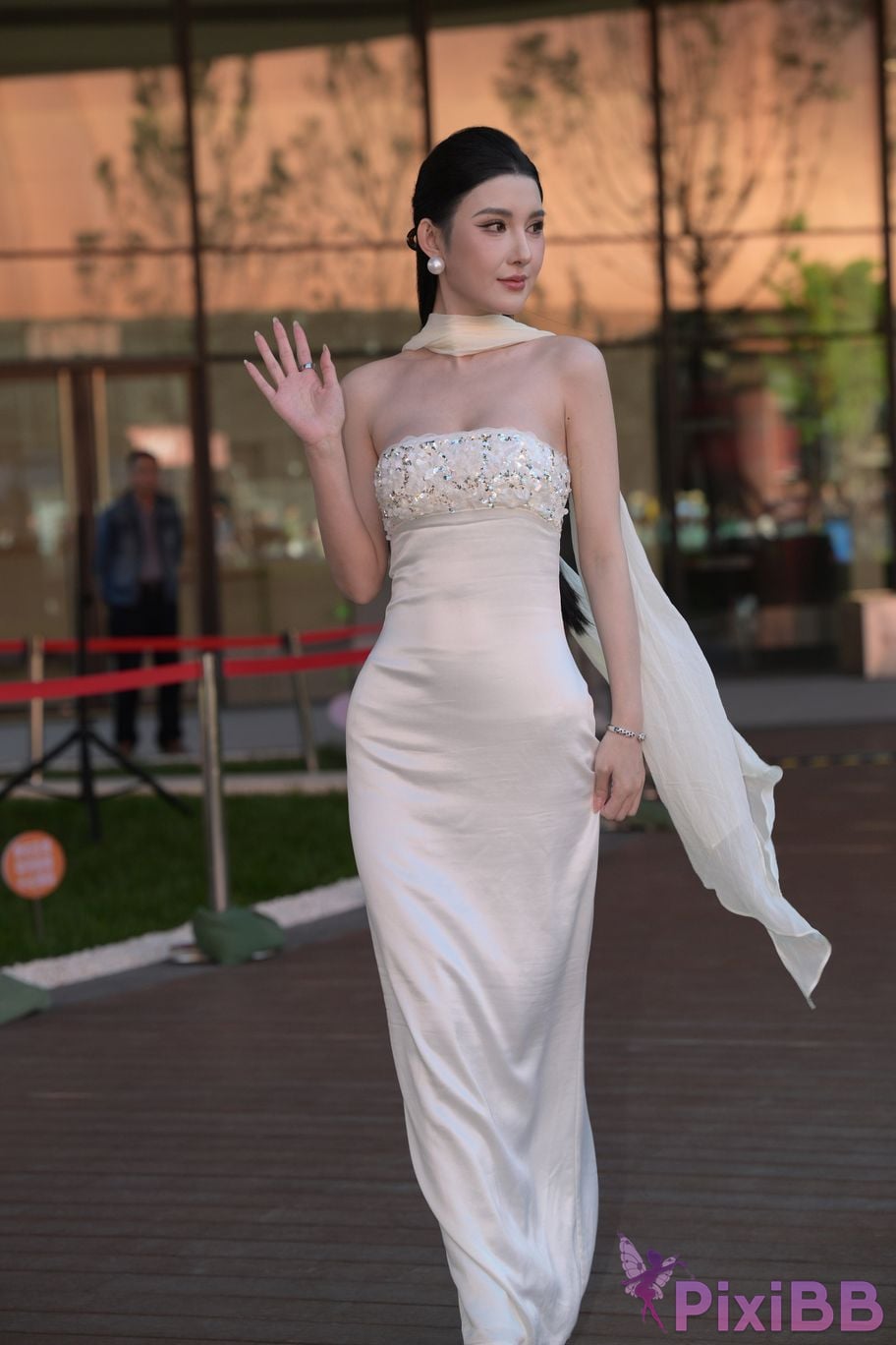 Featured Street Photography Works No.5834 Little Luna in elegant white dress PixiBB.COM 147