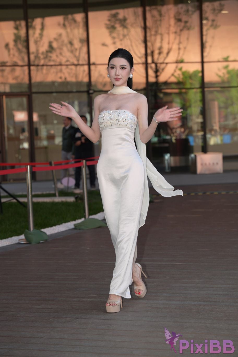 Featured Street Photography Works No.5834 Little Luna in elegant white dress PixiBB.COM 149