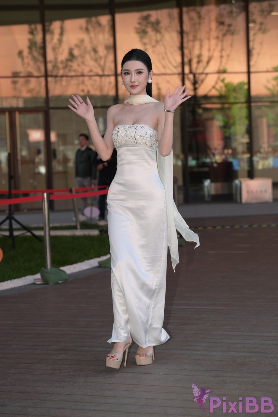 Featured Street Photography Works No.5834 Little Luna in elegant white dress PixiBB.COM 150