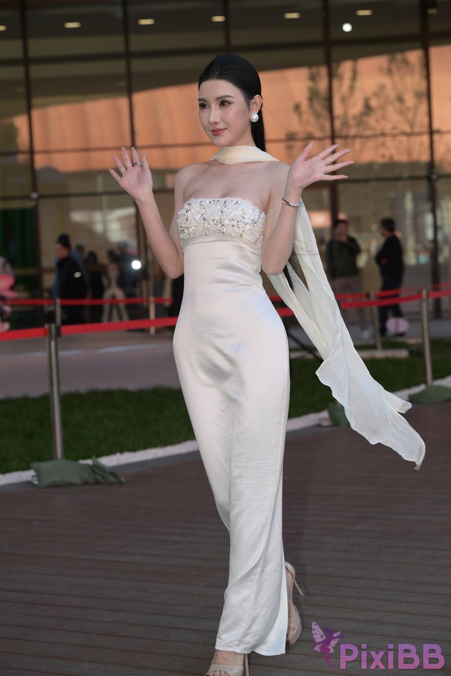 Featured Street Photography Works No.5834 Little Luna in elegant white dress PixiBB.COM 154